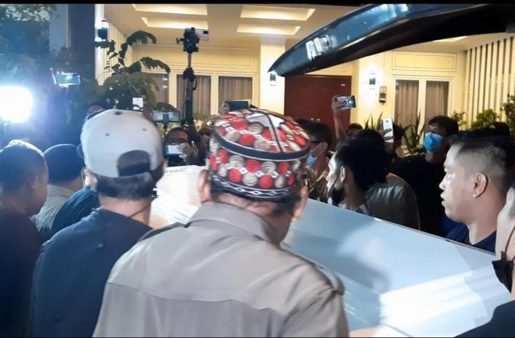 Jenazah Vanessa Angel dan Bibi Ardiansyah tiba di rumah duka. [MataMata.com/Muhammad Anzar Anas]
