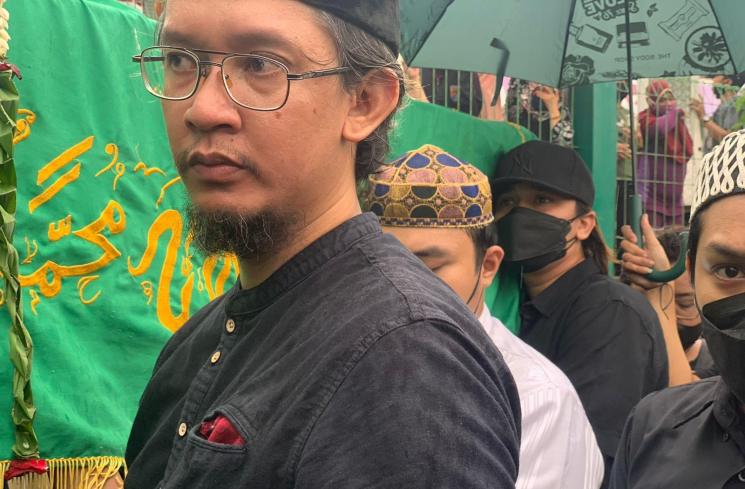 Billy Syahputra Gotong Peti Jenazah Vanessa Angel. (MataMata.com/Ismail)