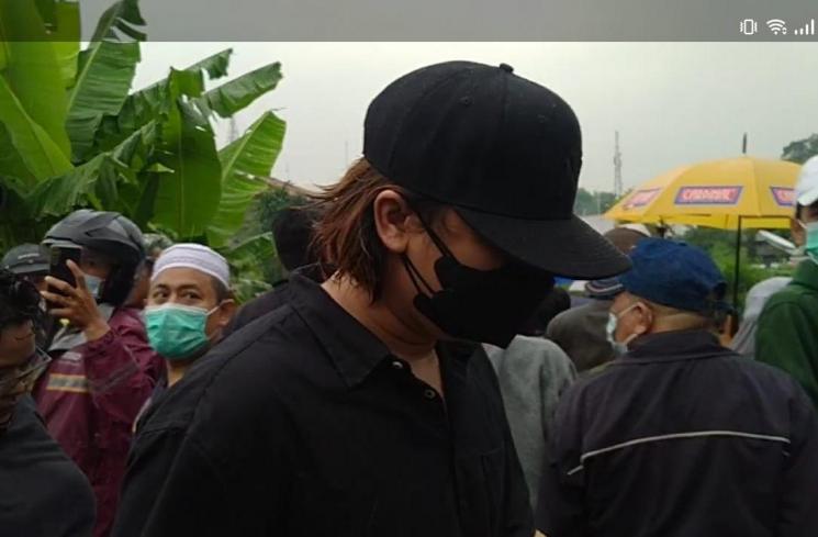 Billy Syahputra Gotong Peti Jenazah Vanessa Angel. (MataMata.com/Ismail)