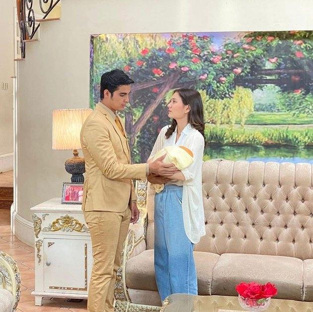 Potret Zoe Jackson Gendong Bayi. (Instagram/bukuharianseorangistri.sctv/mag)
