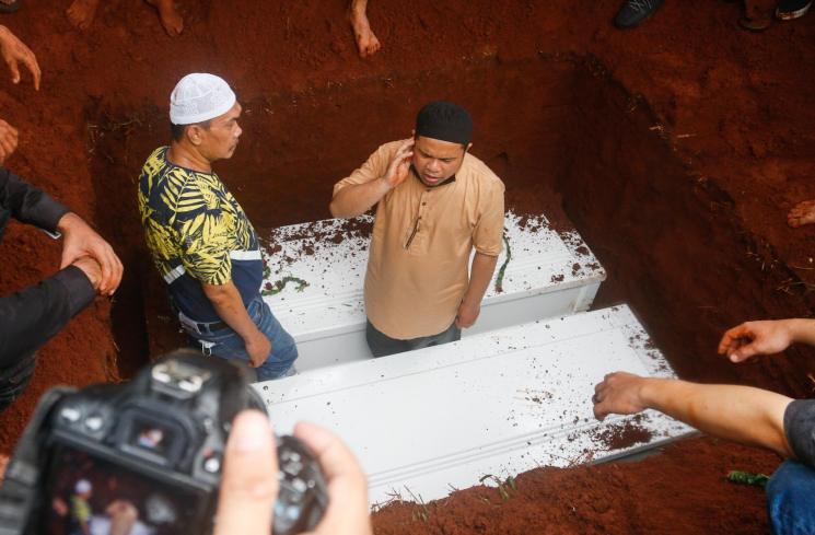 Prosesi pemakaman Vanessa Angel dan Suaminya, Bibi Ardiansyah. [MataMata.com/Alfian Winanto]