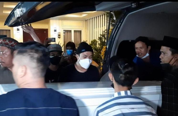 Jenazah Vanessa Angel dan Bibi Ardiansyah tiba di rumah duka. [MataMata.com/Muhammad Anzar Anas]