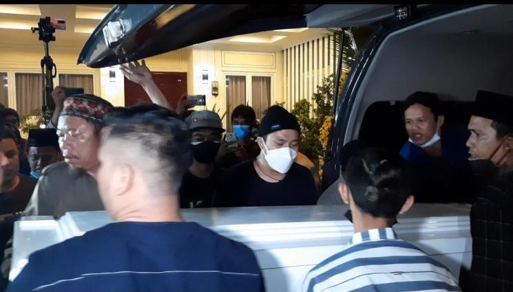 Jenazah Vanessa Angel dan Bibi Ardiansyah tiba di rumah duka. [MataMata.com/Muhammad Anzar Anas]