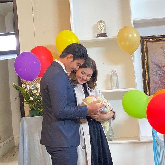 Potret Zoe Jackson Gendong Bayi. (Instagram/bukuharianseorangistri.sctv/mag)