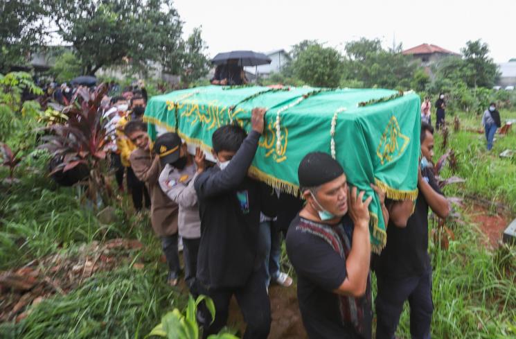 Prosesi pemakaman Vanessa Angel dan Suaminya, Bibi Ardiansyah. [MataMata.com/Alfian Winanto]