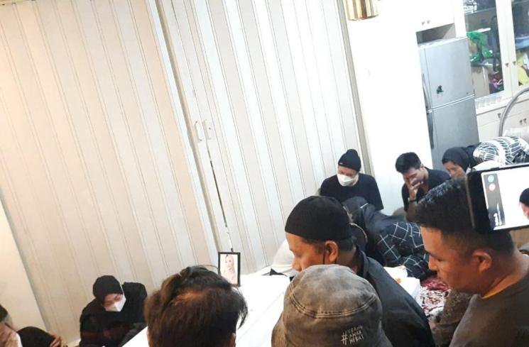 Jenazah Vanessa Angel dan Bibi Ardiansyah tiba di rumah duka. [MataMata.com/Muhammad Anzar Anas]