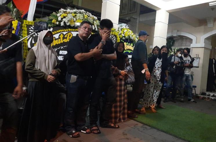Jenazah Vanessa Angel dan Bibi Ardiansyah tiba di rumah duka. [MataMata.com/Muhammad Anzar Anas]