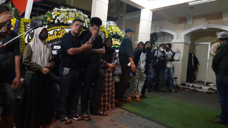 Jenazah Vanessa Angel dan Bibi Ardiansyah tiba di rumah duka. [MataMata.com/Muhammad Anzar Anas]