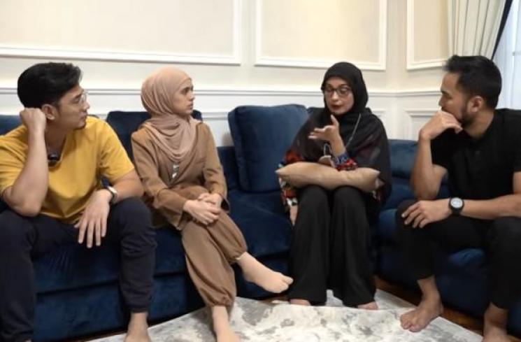 Rizky Kinos dan Nycta Gina. (Youtube/TheSungkarsFamily)