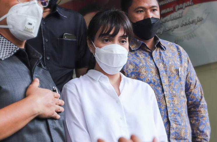 Shandy Aulia usai menjalani pemeriksaan di Polda Metro Jaya. (MataMata.com/Alfian Winanto)