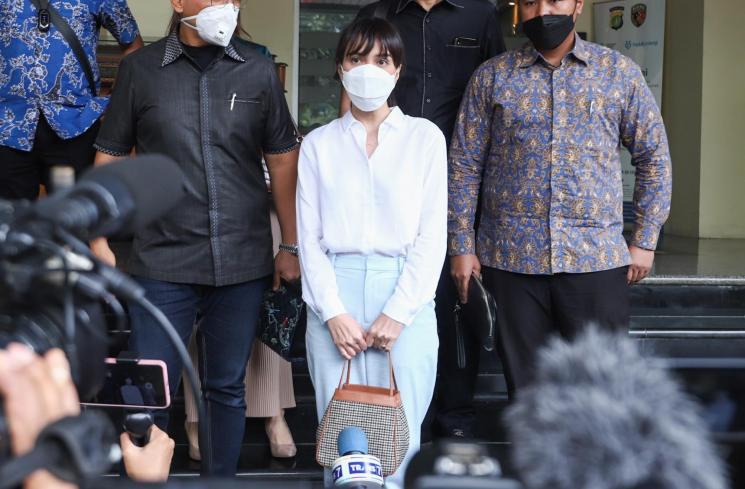 Shandy Aulia usai menjalani pemeriksaan di Polda Metro Jaya. (MataMata.com/Alfian Winanto)
