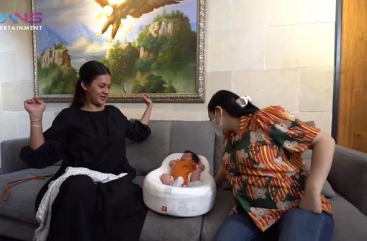 Nagita Slavina jenguk anak Baim Wong (YouTube.com)