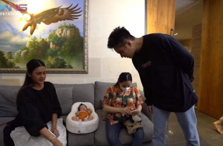 Nagita Slavina jenguk anak Baim Wong (YouTube.com)