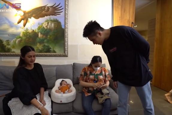 Nagita Slavina jenguk anak Baim Wong (YouTube.com)