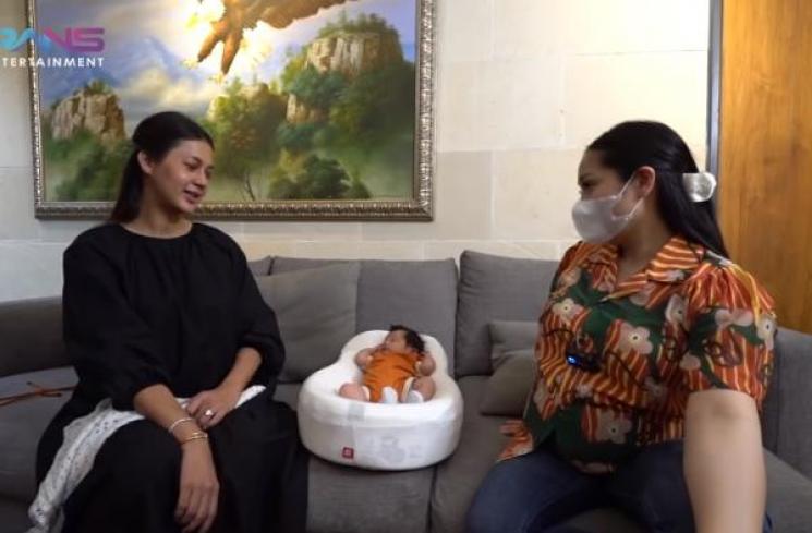Nagita Slavina jenguk anak Baim Wong (YouTube.com)