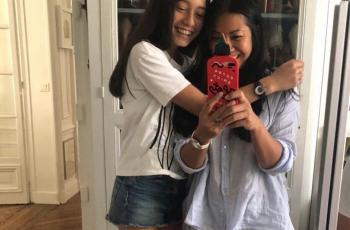 Rebahan Bareng Keluarga, Wajah Anak Anggun C Sasmi Bikin Salfok