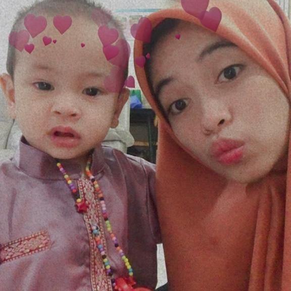 Gala dan pengasuhnya, Siska Lorens. (Instagram/@siska09___)