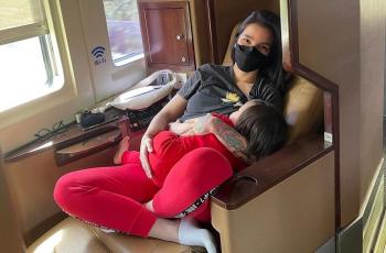Sheila Marcia Menyusui Anak saat Berangkat Kerja: Ibu yang Hebat!