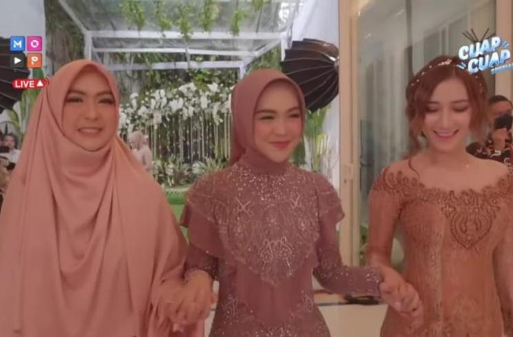Siraman Ria Ricis. (YouTube/MOP Channel)
