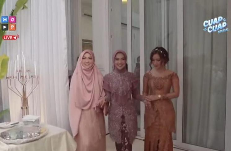Siraman Ria Ricis. (YouTube/MOP Channel)