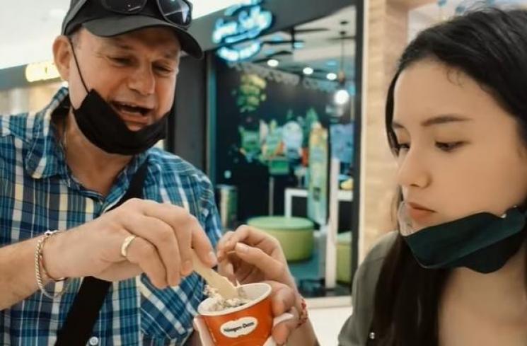 Azriel Hermansyah ketemu ayah Sarah Menzel. (Youtube/TheHermansyah)