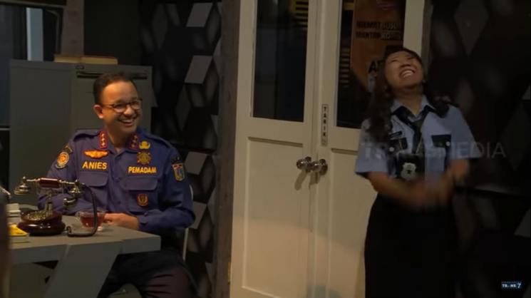 Kiky Saputri me-roasting Gubernur DKI Jakarta, Anies Baswedan. (YouTube/TRANS7 OFFICIAL)