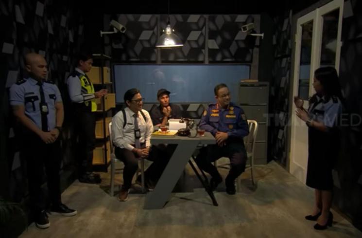 Kiky Saputri me-roasting Gubernur DKI Jakarta, Anies Baswedan. (YouTube/TRANS7 OFFICIAL)