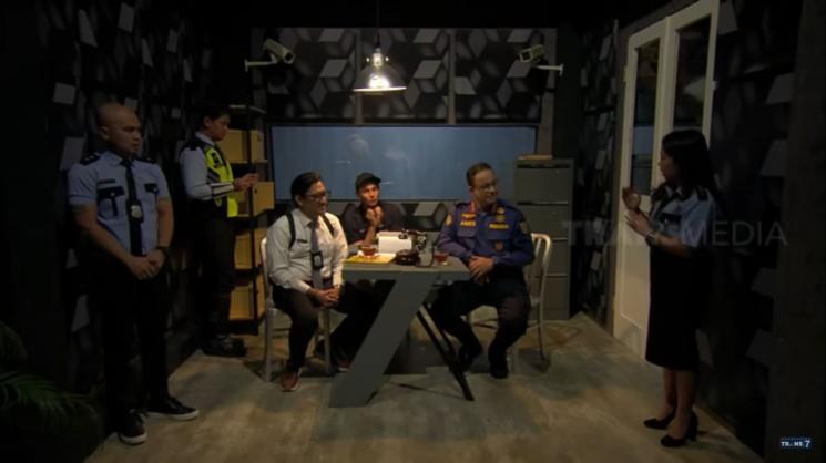 Kiky Saputri me-roasting Gubernur DKI Jakarta, Anies Baswedan. (YouTube/TRANS7 OFFICIAL)