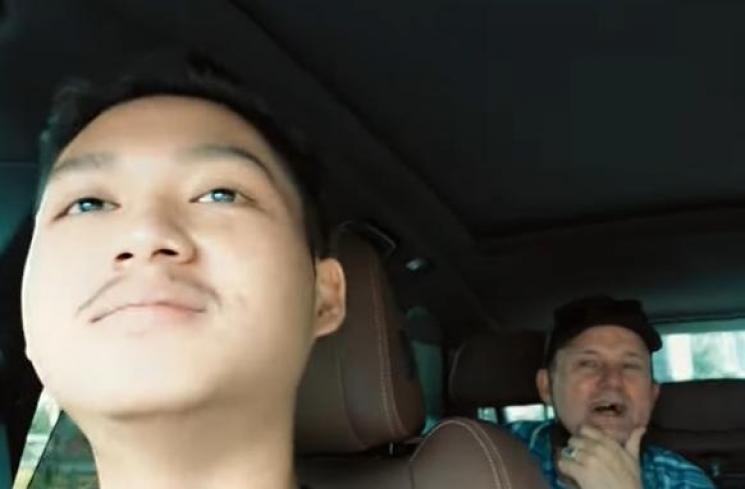 Azriel Hermansyah ketemu ayah Sarah Menzel. (Youtube/TheHermansyah)