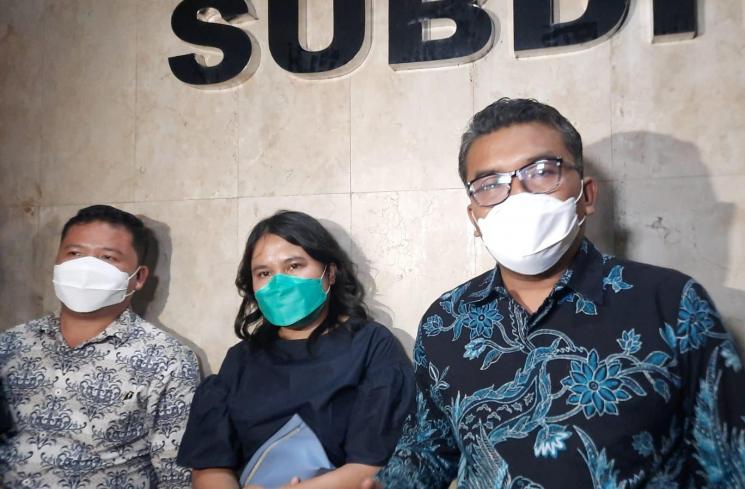 Laura Aprilya dam kuasa hukum, Rinto Maha. (MataMata.com/Evi Ariska)