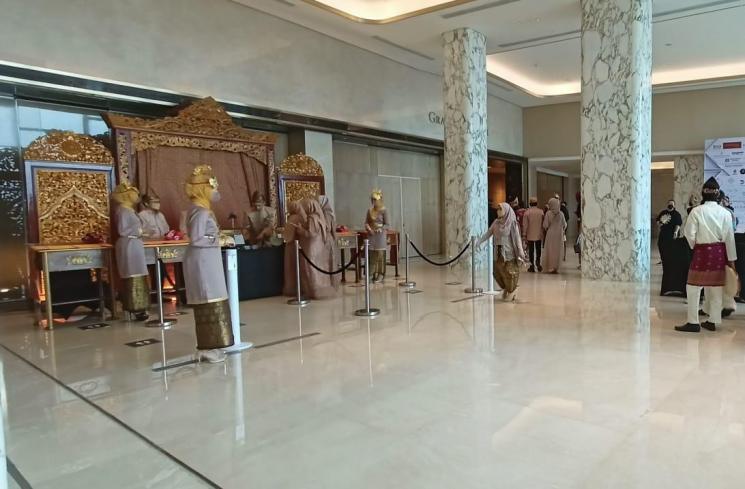 Suasana Pernikahan Ria Ricis dan Teuku Ryan yang digelar di Hotel Intercontinental, Pondok Indah Jakarta Selatan pada Jumat (12/11/2021). (Matamata.com/Rena Pangesti)