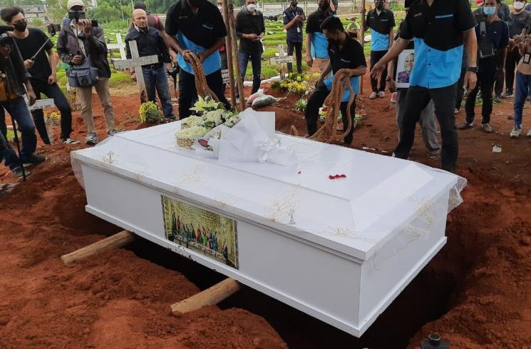 Pemakaman Rony Dozer. (MataMata.com/Muhammad Anzar Anas)