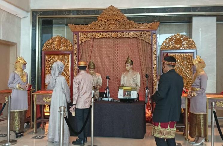 Suasana Pernikahan Ria Ricis dan Teuku Ryan yang digelar di Hotel Intercontinental, Pondok Indah Jakarta Selatan pada Jumat (12/11/2021). (Matamata.com/Rena Pangesti)