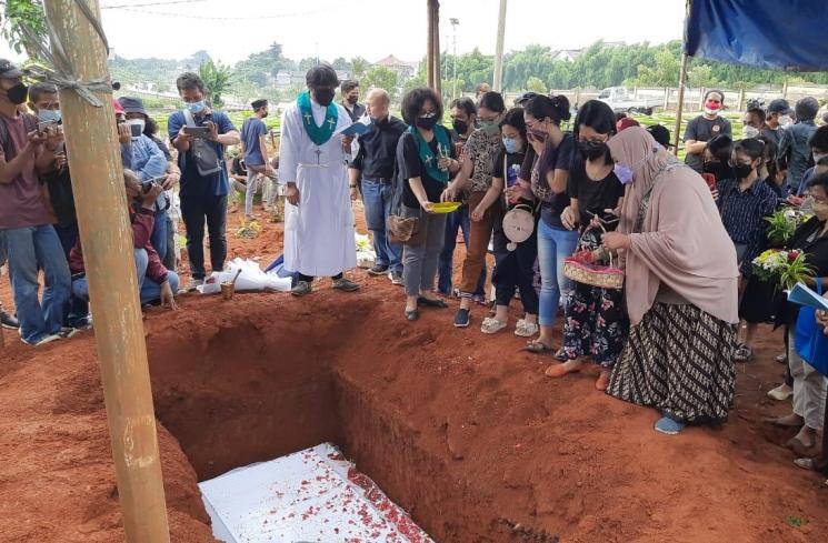 Pemakaman Rony Dozer. (MataMata.com/Muhammad Anzar Anas)