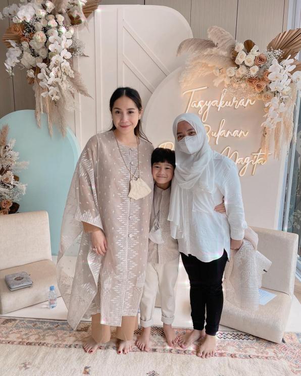 Nagita Slavina, Mbak Lala, dan Rafathar (Instagram/@shela_lala96)