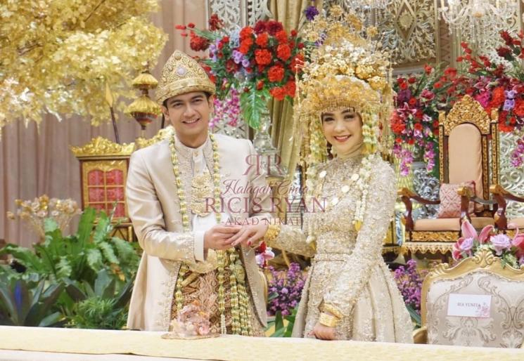 Momen akad nikah Ria Ricis. [Instagram/officialmnctv]