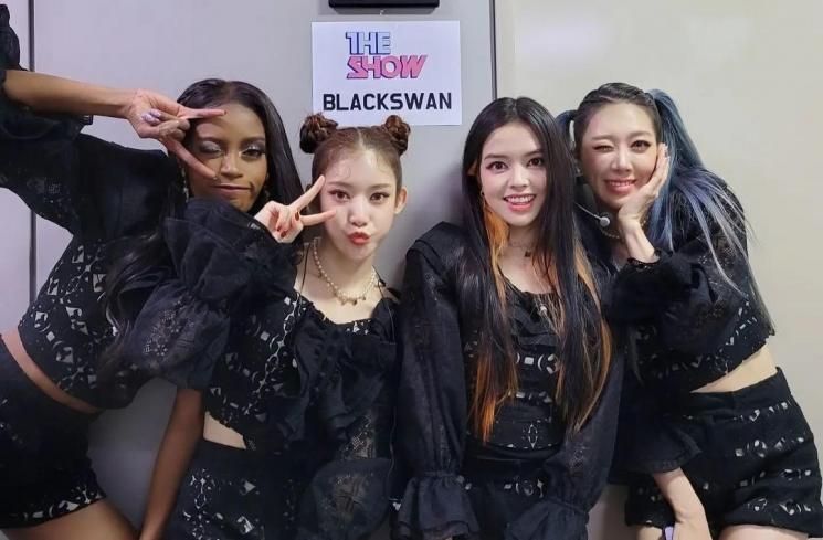 BLACKSWAN (Instagram/@blackswan___official)
