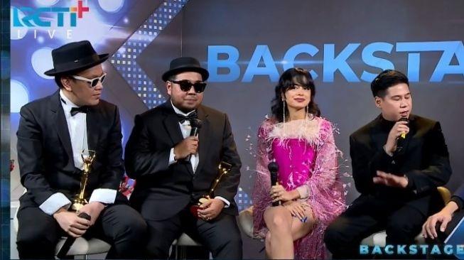 Eva Celia bersama Laleilmanino dan Diskoria di ajang AMI Awards 2021. [RCTI+]