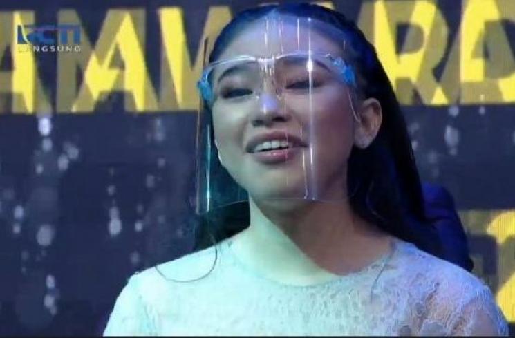Anneth raih penghargaan di ajang Anugerah Musik Awards 2021, Senin (15/11/2021). [RCTI+]