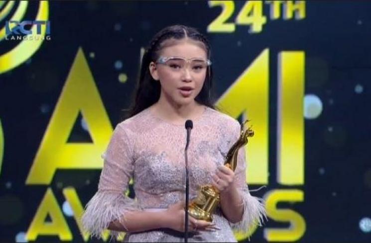 Anneth raih penghargaan di ajang Anugerah Musik Awards 2021, Senin (15/11/2021). [RCTI+]