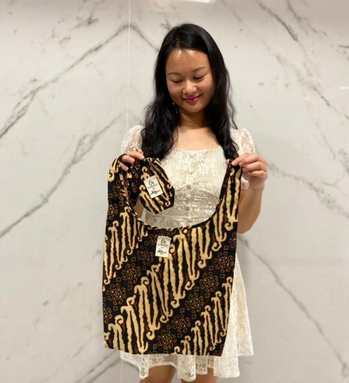 Evelyn Angelia Jusri dan suvenir yang akan dibawa perwakilan Indonesia di ajang Miss World 2021 (Matamata.com/Risna Halidi)