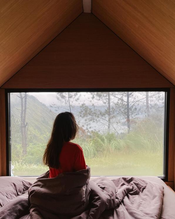 Luna Maya liburan ke Danau Toba. (Instagram/@lunamaya)