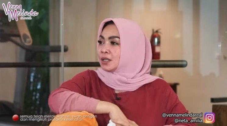 Rieta Amilia bahas cara mendidik anak agar tak manja. (YouTube/Venna Melinda Channel)