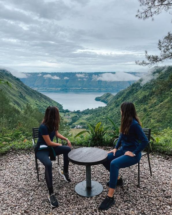 Luna Maya liburan ke Danau Toba. (Instagram/@lunamaya)