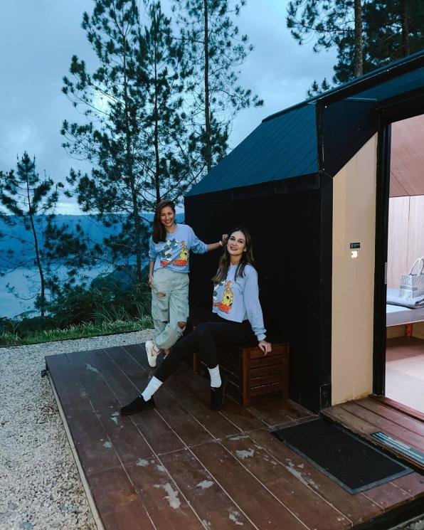 Luna Maya liburan ke Danau Toba. (Instagram/@lunamaya)