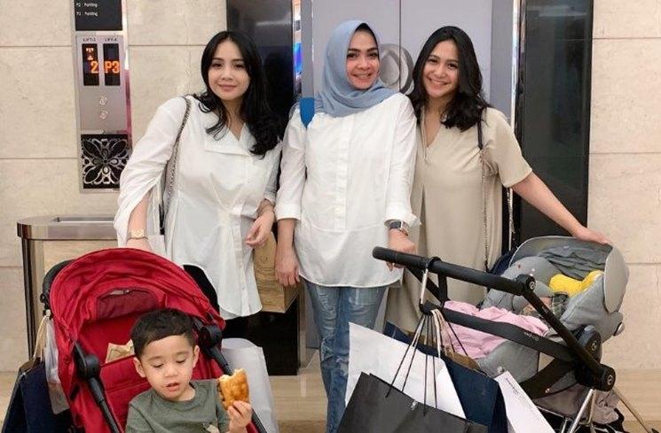 Rieta Amilia bersama anak, Nagita Slavina dan Caca Tengker. (Instagram/rieta_amilia)