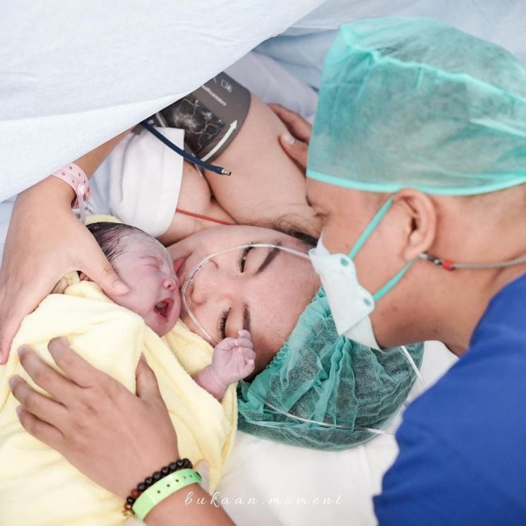 Momen lahiran Baby Mecca anak Arief Muhammad. (Instagram/@tiarapangestika)