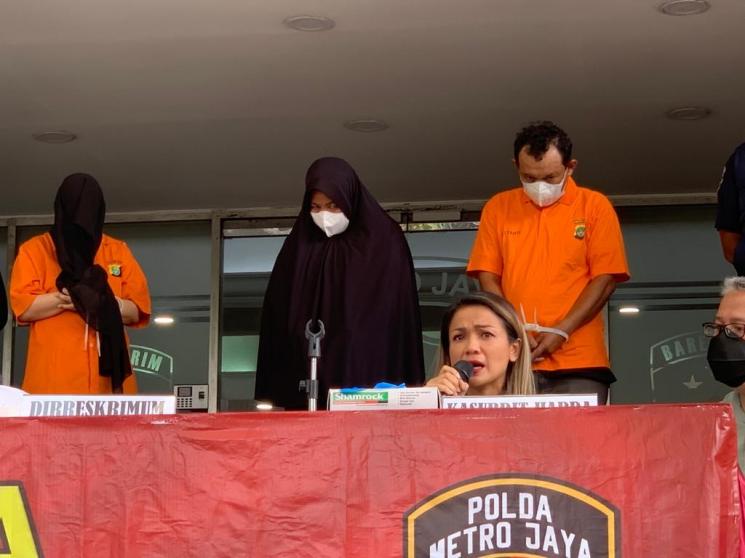 Riri Khasmita (berhijab) menatap sinis ke arah Nirina Zubir. [MataMata.com/Evi Ariska]