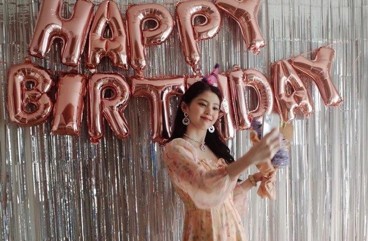 Han So Hee saat merayakan ulang tahun. (Instagram/@xeesoxee)