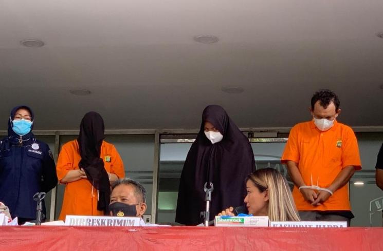 Riri Khasmita (berhijab) menatap sinis ke arah Nirina Zubir. [MataMata.com/Evi Ariska]